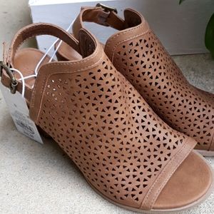 Universal Threads  Sandals size 6.5